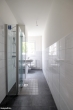 Sanierte 2-Raum-Wohnung mit bodengleicher Dusche - Bad bdgl. Dusche Schwarze Fliesen