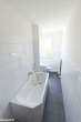 Helle 2-Raum-Wohnung für einen guten Preis - Bad neu, Dunkle Fliesen Boden